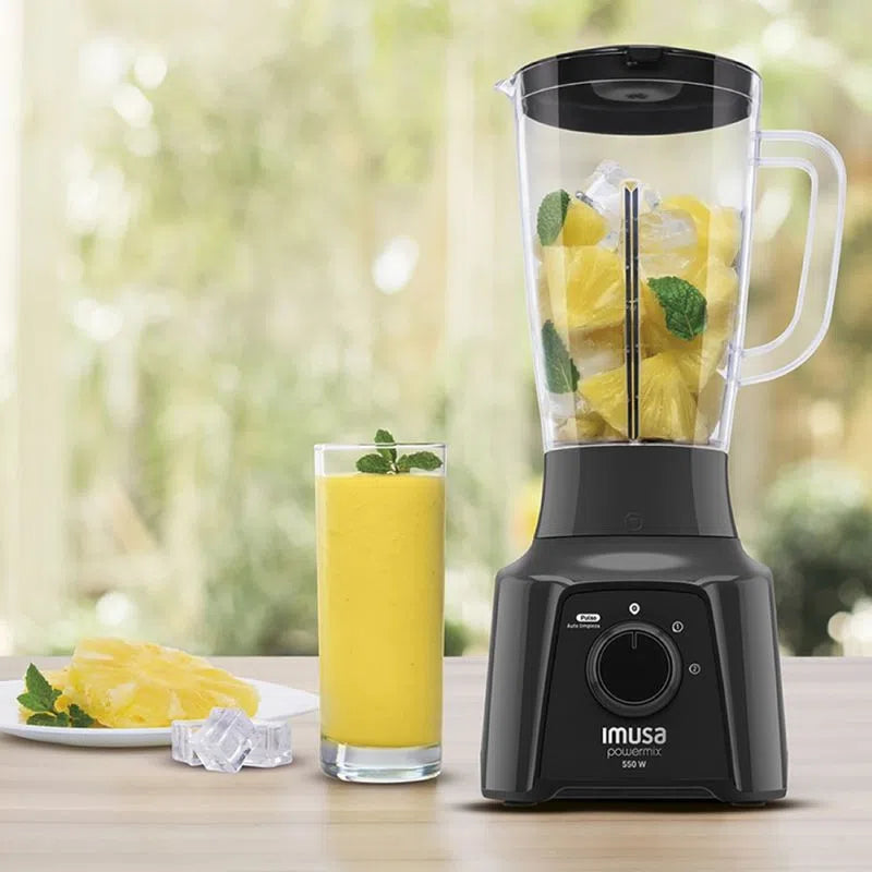 Licuadora Powermix de 2 velocidades negra con vaso plástico de Imusa.