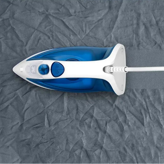 Plancha T-FAL Steam Essential con suela antiadherente y vapor continuo