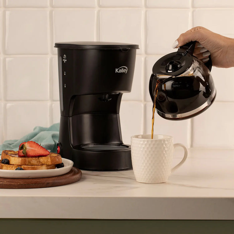 Cafetera Eléctrica Kalley negra 4 tazas modelo K-MCM4N con jarra de vidrio