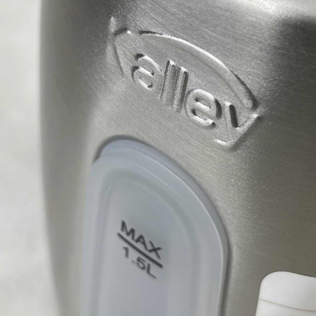 Hervidor de agua en acero inox de 1.5 litros marca Kalley.